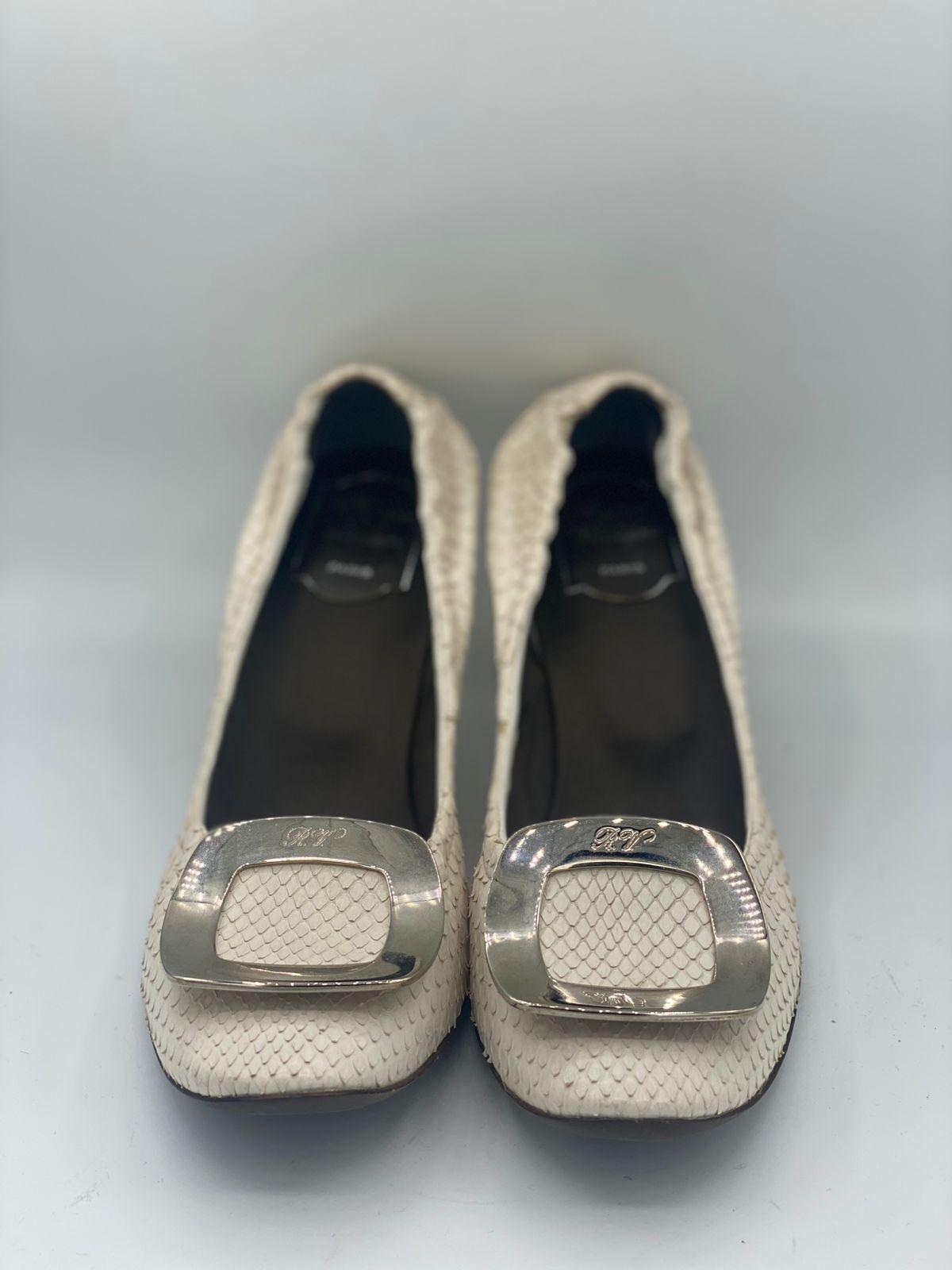 Roger Vivier
White pumps thumbnail 2