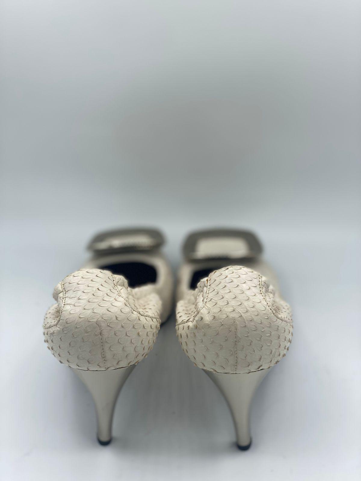 Roger Vivier
White pumps thumbnail 3