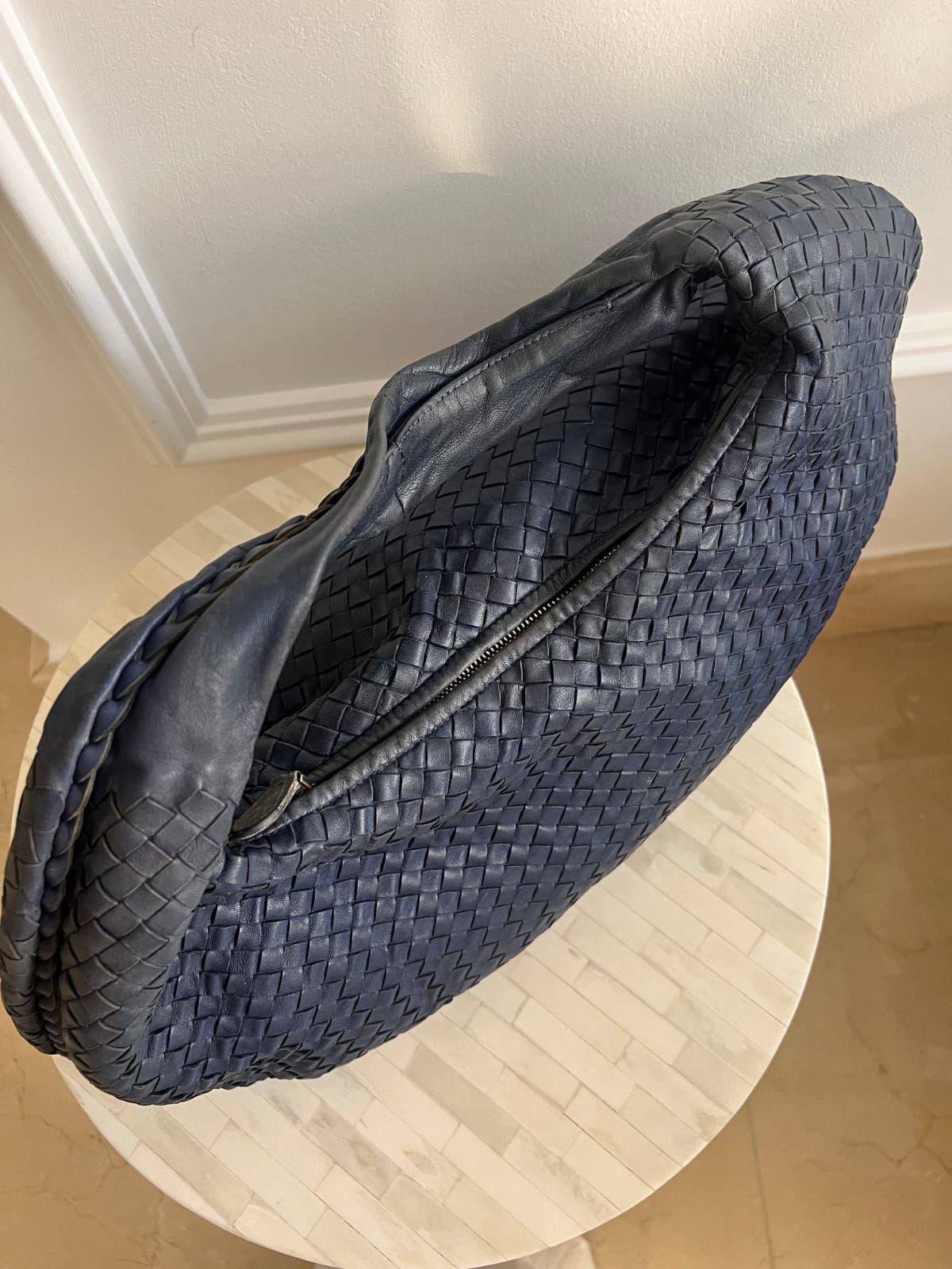 Bottega Veneta Hobo Blue Shoulder Bag in Lambskin thumbnail 2