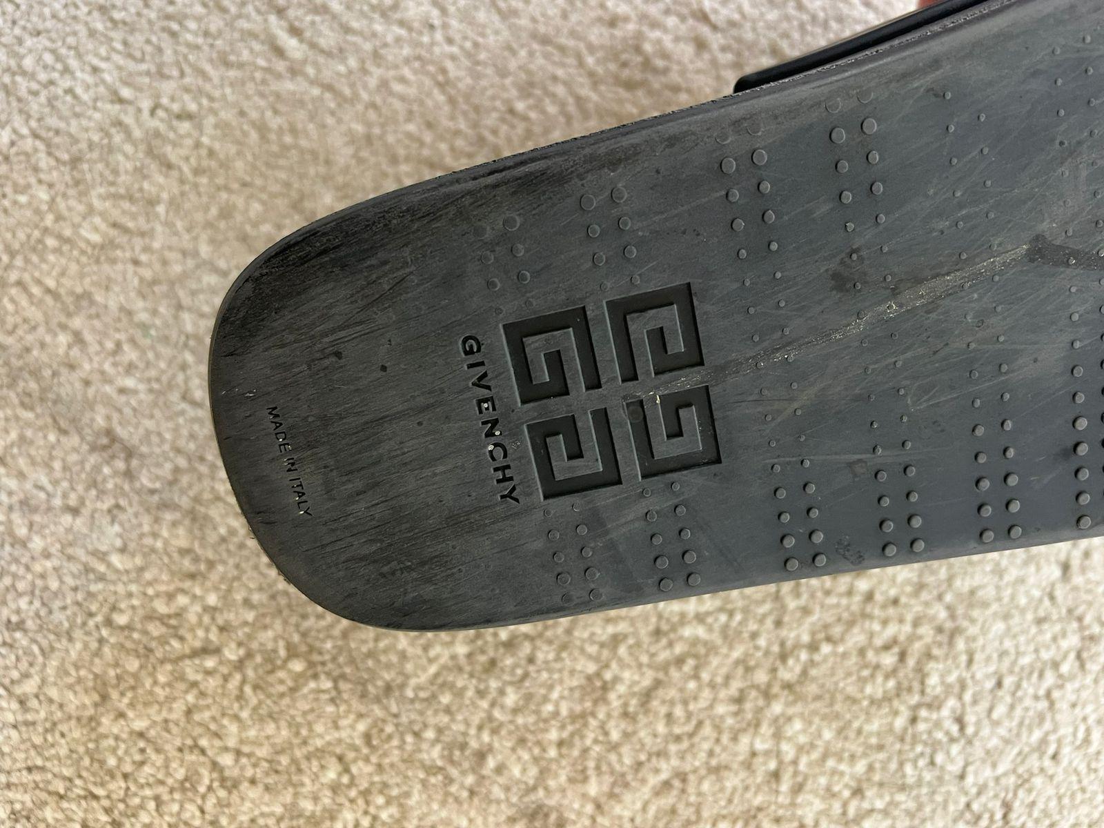Givenchy Logo Slides thumbnail 2