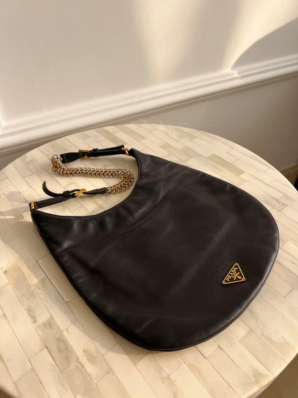 Prada

Large leather shoulder bag thumbnail 2