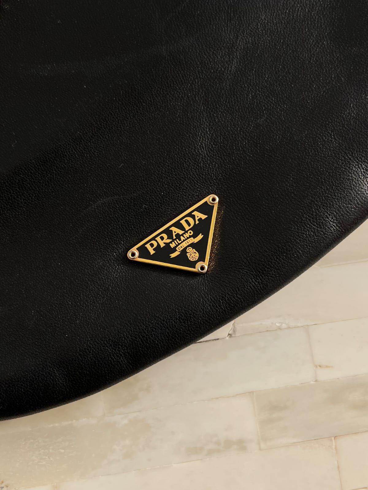 Prada

Large leather shoulder bag thumbnail 4
